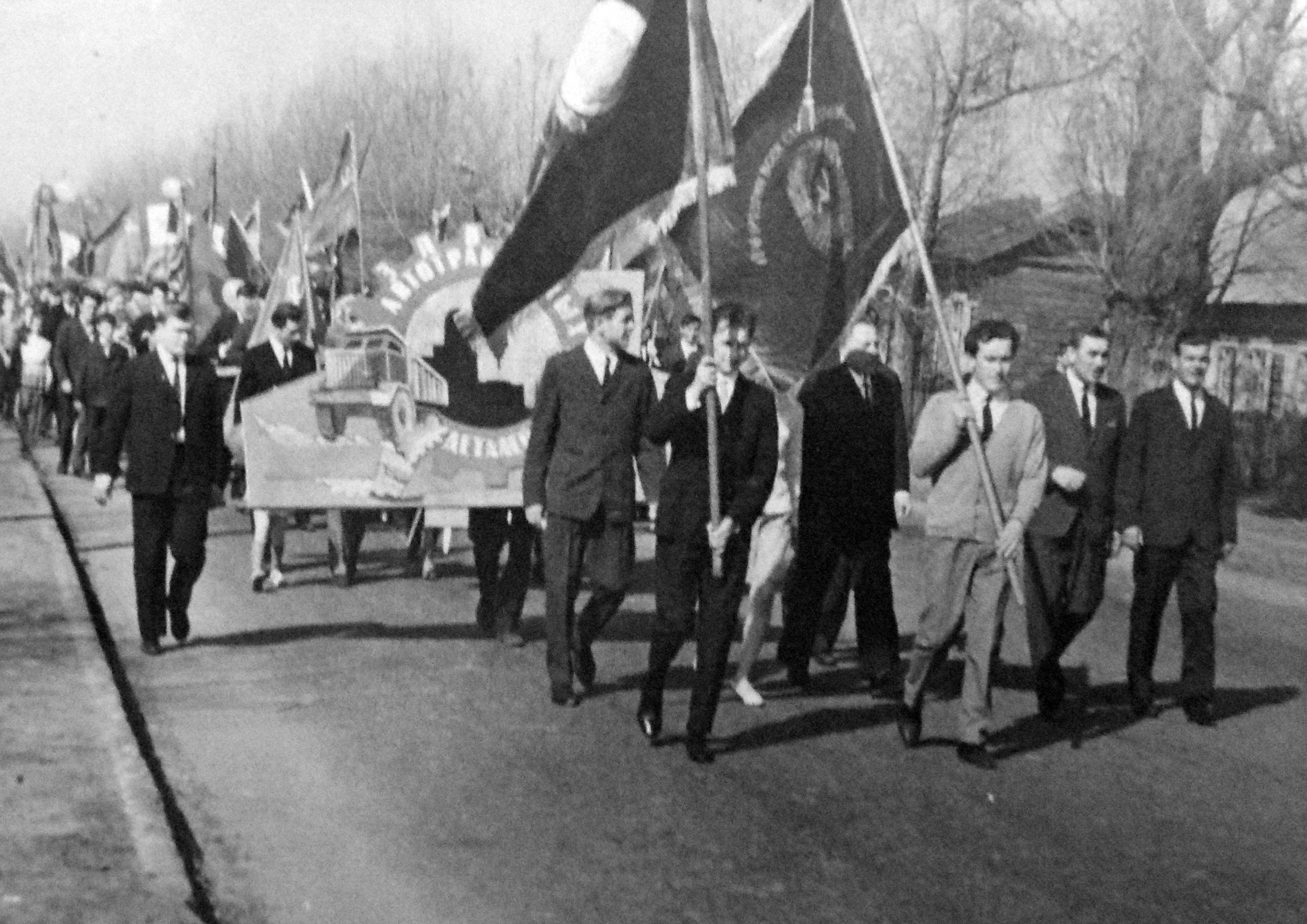 1970 год - первомайская демонстрация.jpg