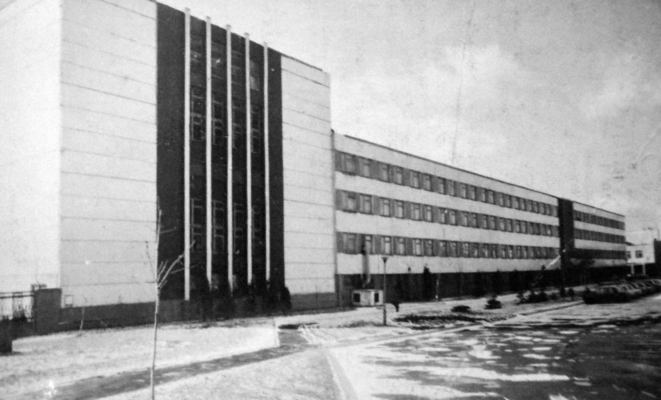1980 год - Новый корпус заводоуправления.jpg